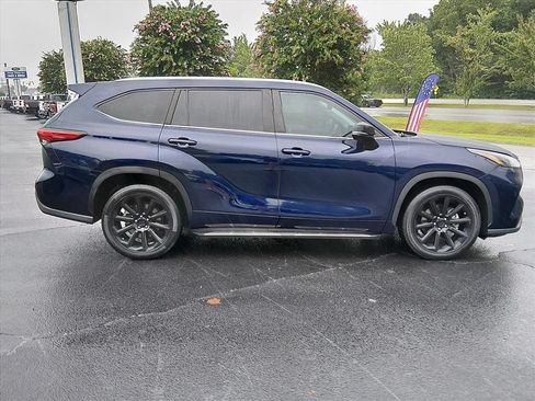 Used 2023 Toyota Highlander XLE FWD image 3
