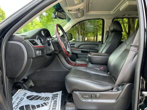 Used 2013 Cadillac Escalade Premium AWD/4WD image 12