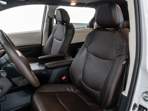 Used 2024 Toyota Sienna Platinum AWD/4WD image 11