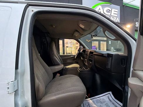 Used 2009 Chevrolet Express 2500 Van 3D image 16