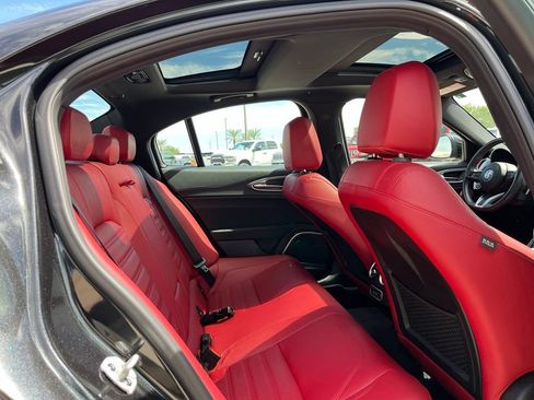 Used 2022 Alfa Romeo Giulia Veloce RWD image 18