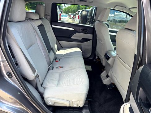 Used 2018 Toyota Highlander LE image 17