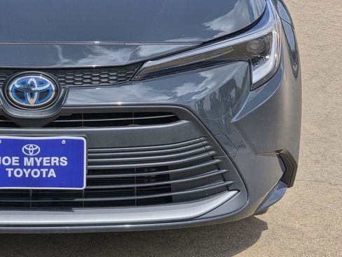 Used 2025 Toyota Corolla XLE FWD image 4