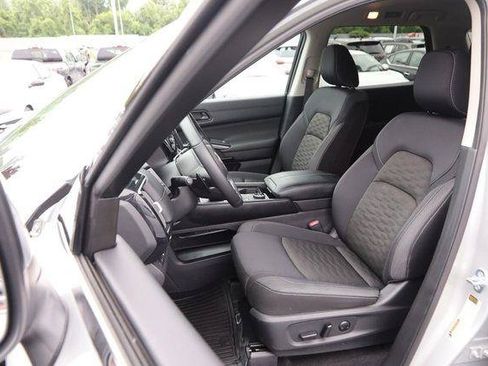 Used 2025 Nissan Pathfinder SV AWD/4WD image 9