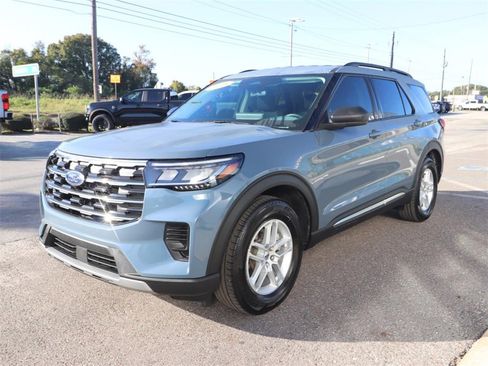 Used 2025 Ford Explorer Active image 3