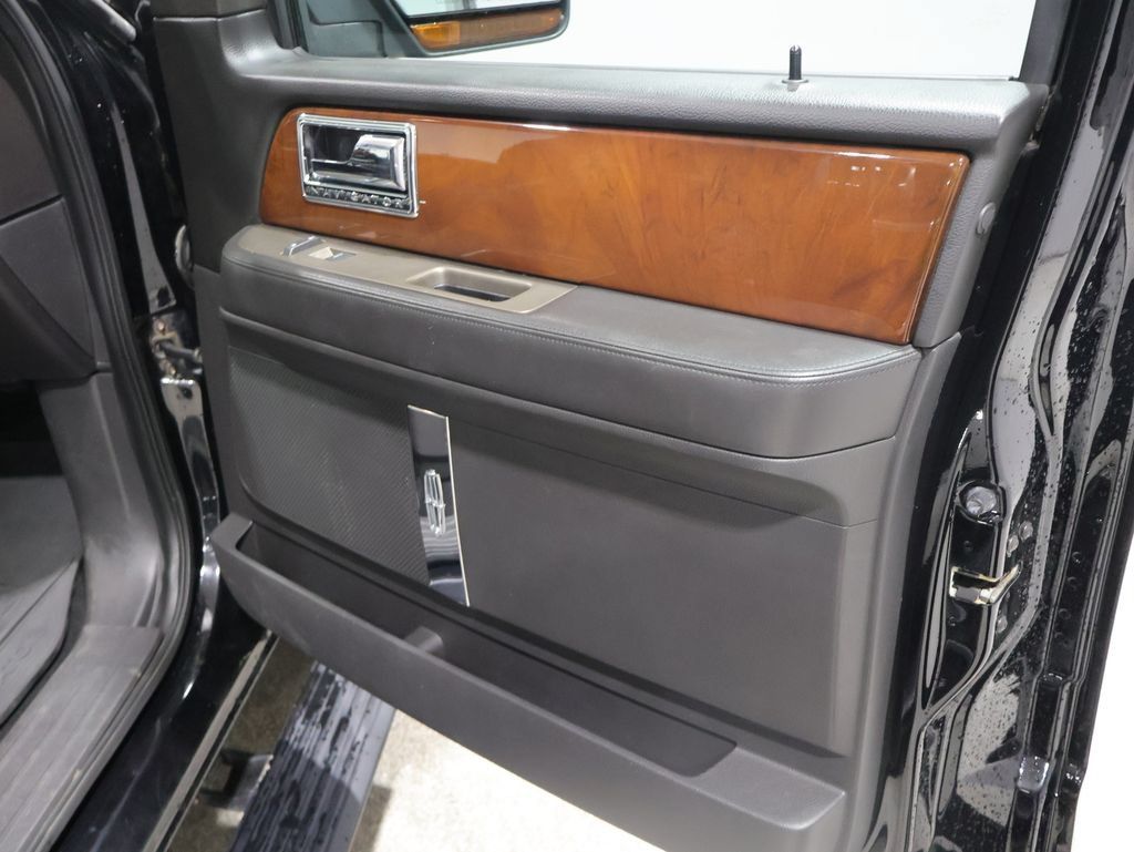 Used 2012 Lincoln Navigator 4WD image 29