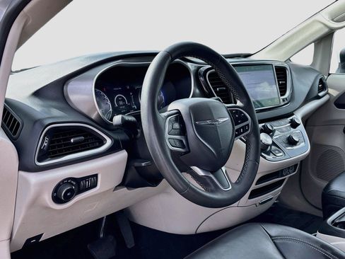 Used 2023 Chrysler Pacifica Touring-L FWD image 9