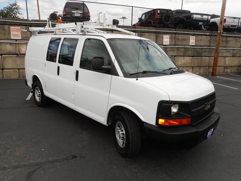 Used 2016 Chevrolet Express 2500 w/ Cold Climate Package RWD image 5