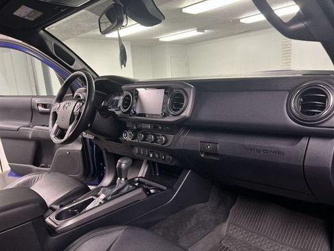 Used 2022 Toyota Tacoma TRD Sport w/ TRD Premium Sport Package AWD/4WD image 29