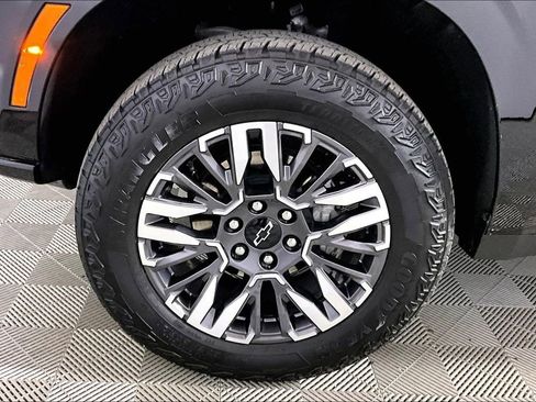 Used 2025 Chevrolet Suburban Z71 image 7