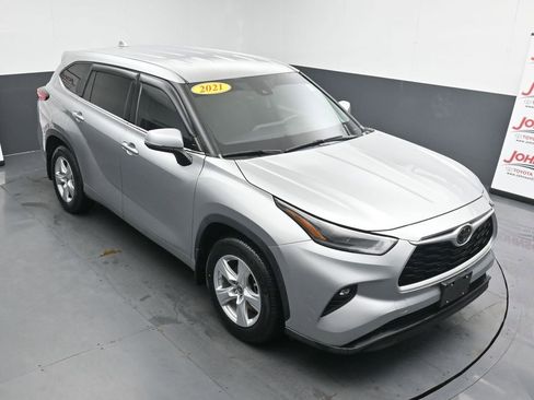 Used 2021 Toyota Highlander LE image 25