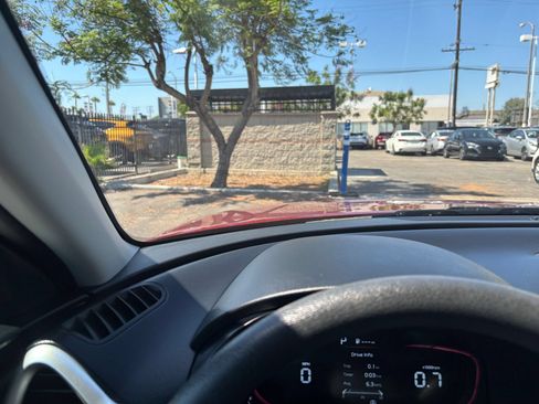 Used 2025 Kia Soul LX w/ LX Technology Package FWD image 34