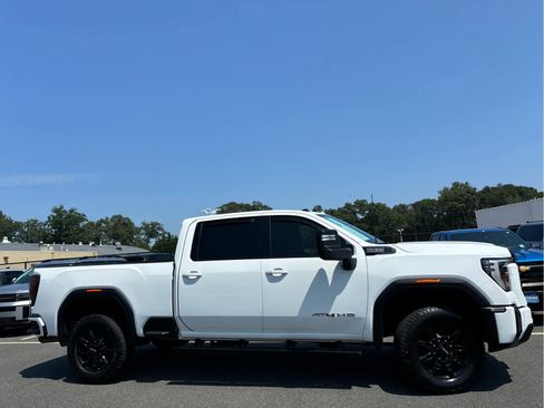 Used 2024 GMC Sierra 2500 AT4 w/ AT4 Premium Plus Package image 3