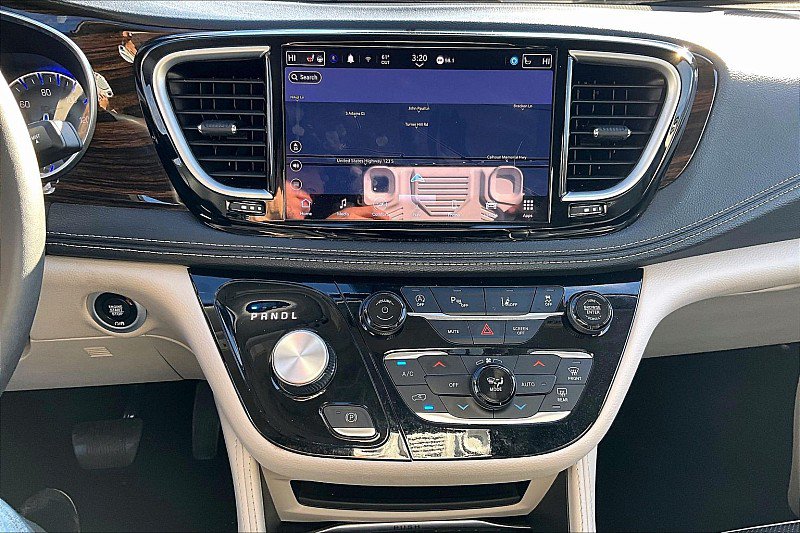 Used 2024 Chrysler Pacifica Limited FWD image 33