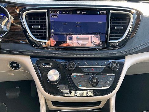 Used 2024 Chrysler Pacifica Limited FWD image 33