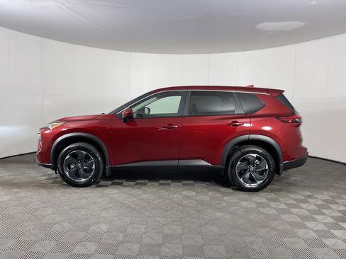 Used 2024 Nissan Rogue SV image 3