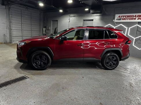 Used 2019 Toyota RAV4 LE FWD image 3