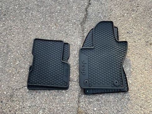 Used 2020 Jeep Renegade Latitude w/ Cold Weather Group image 41