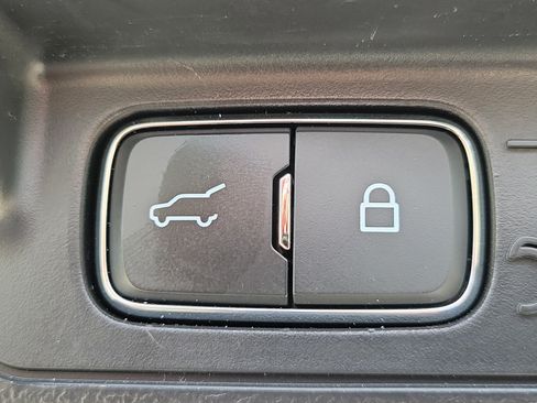 Used 2023 Ford Explorer XLT RWD image 8