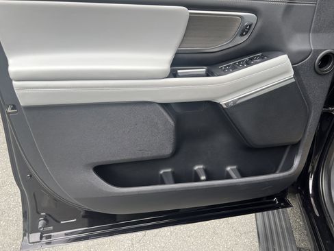 Used 2025 Ford Expedition Max Platinum AWD/4WD image 9