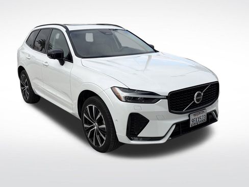 Used 2023 Volvo XC60 B5 Plus image 3