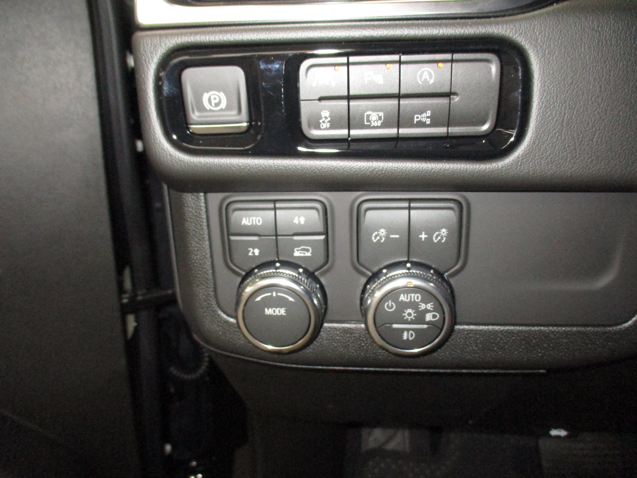 New 2026 GMC Yukon Denali w/ Sun & Power Step Package AWD/4WD image 34