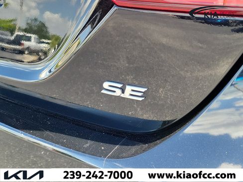 Used 2020 Toyota Camry SE image 10