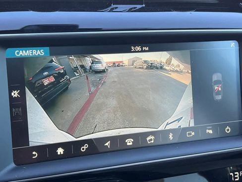 Used 2019 Jaguar F-PACE image 21