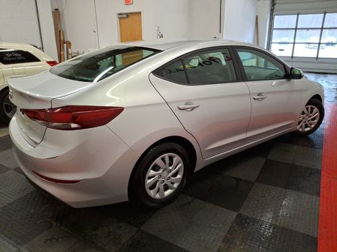 Used 2018 Hyundai Elantra SE image 12