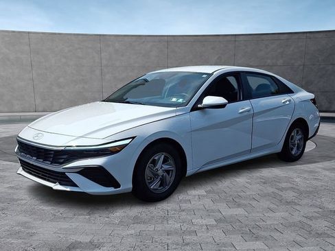 Certified 2025 Hyundai Elantra SE w/ Cargo Package FWD image 4