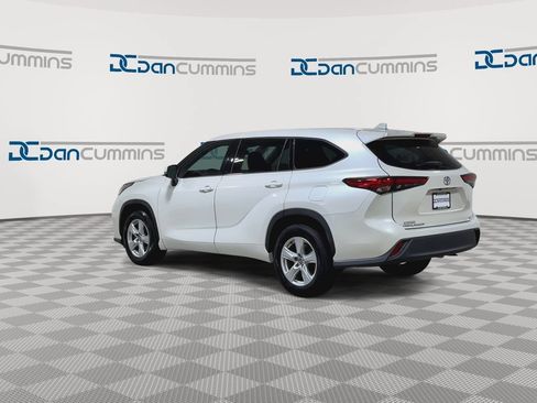 Used 2021 Toyota Highlander LE FWD image 6