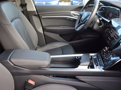 Used 2022 Audi e-tron Premium w/ Convenience Plus Package image 13