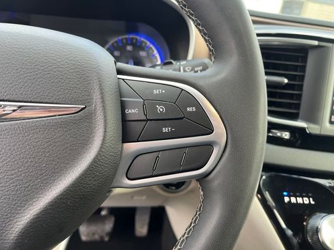 Used 2023 Chrysler Voyager LX image 19