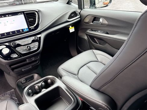 New 2026 Chrysler Pacifica Select image 25