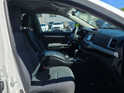 Used 2019 Toyota Highlander LE AWD/4WD image 10