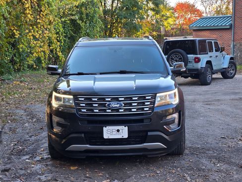 Used 2017 Ford Explorer XLT w/ Equipment Group 202A image 3