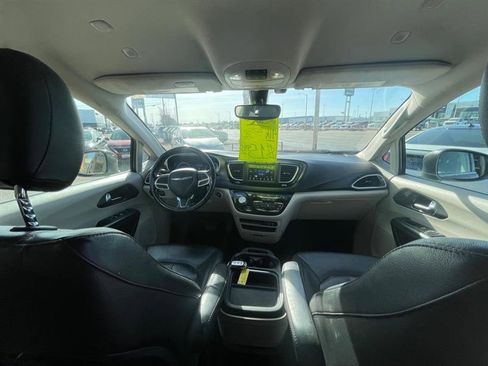 Used 2020 Chrysler Pacifica Touring-L image 21