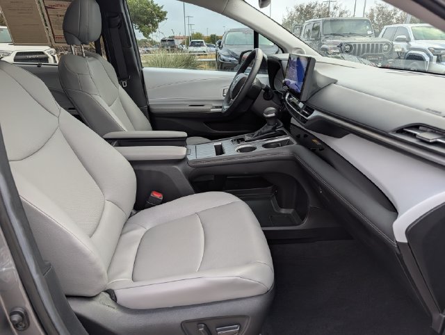 Certified 2026 Toyota Sienna XLE FWD image 32