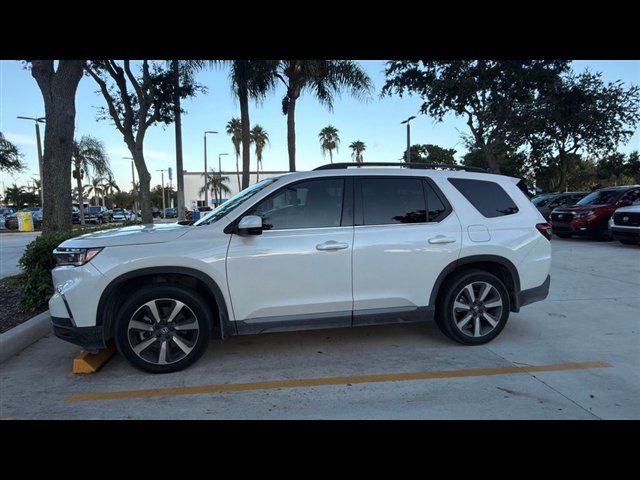 Certified 2025 Honda Pilot Touring image 8