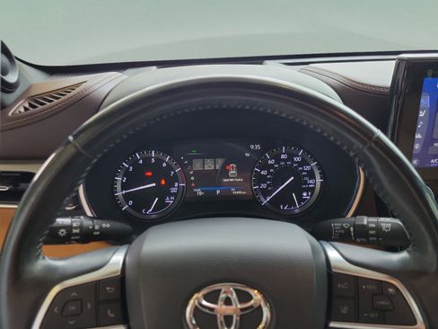 Used 2020 Toyota Highlander Platinum image 18