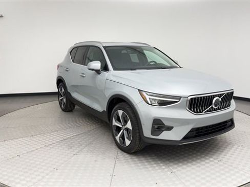 Certified 2025 Volvo XC40 B5 Plus image 8