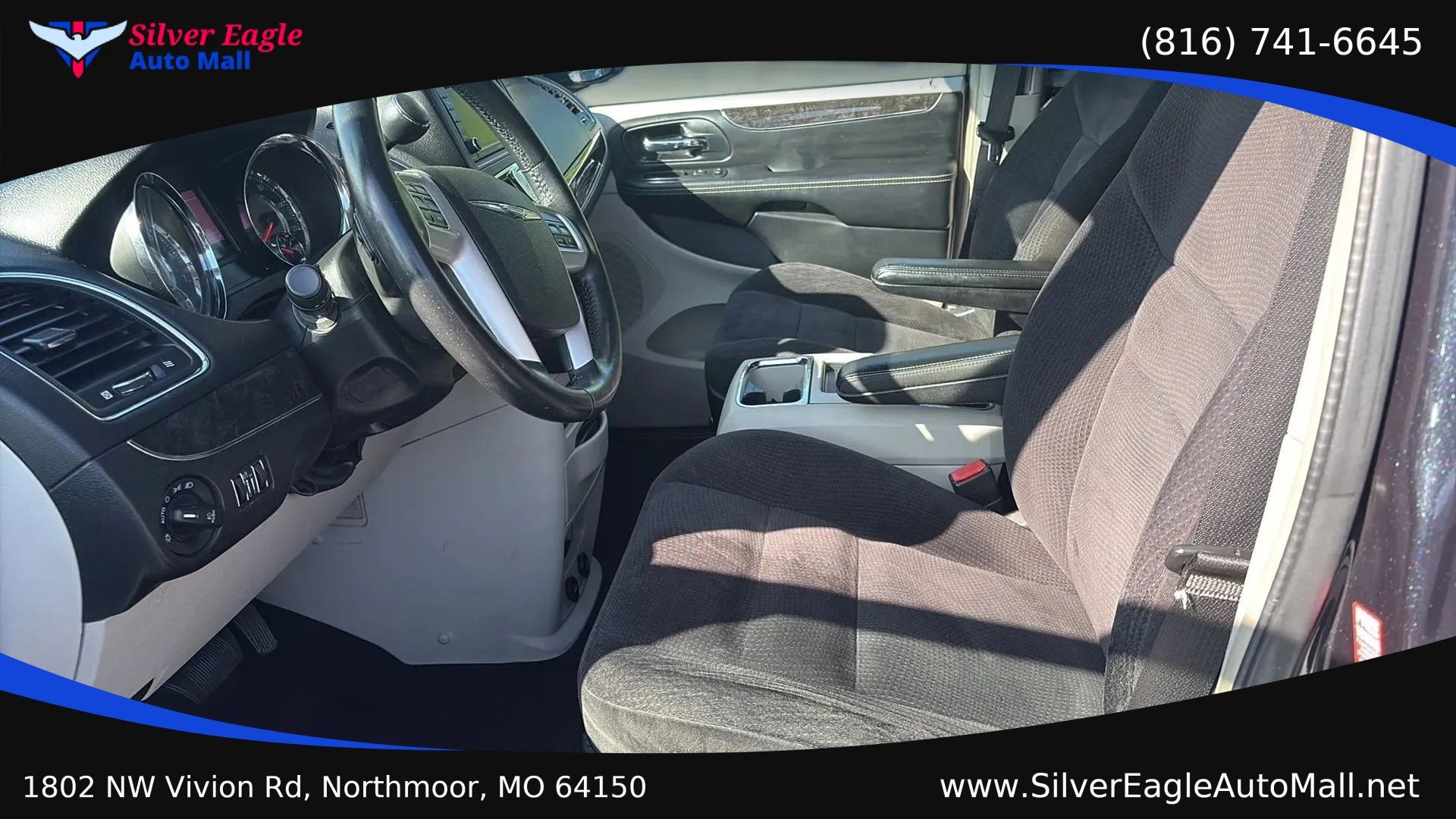 Used 2014 Chrysler Town & Country Touring FWD image 9
