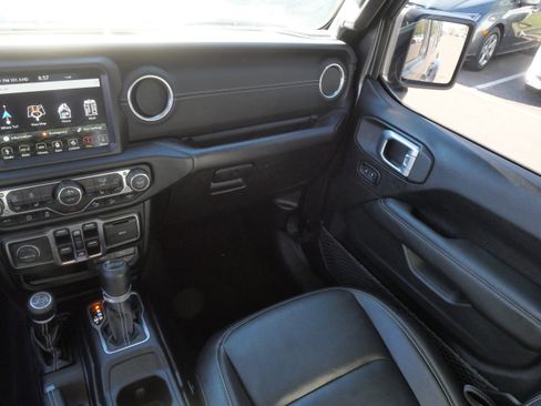 Used 2019 Jeep Wrangler Unlimited Sahara w/ Quick Order Package 24M Moab AWD/4WD image 11