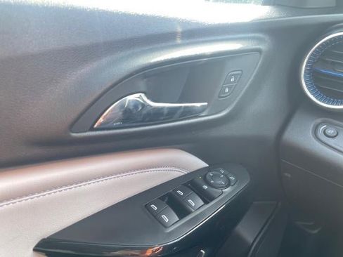 Used 2025 Chevrolet Trax LT w/ LT Convenience Package image 17