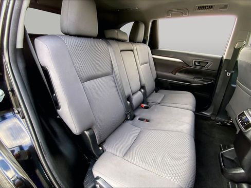 Used 2019 Toyota Highlander LE FWD image 19