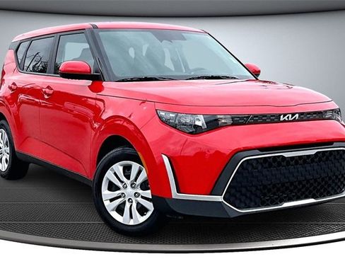 Used 2025 Kia Soul LX image 3