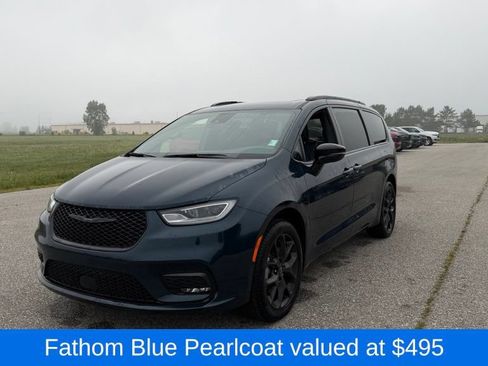 Used 2025 Chrysler Pacifica Limited w/ Trailer Tow Group AWD/4WD image 3