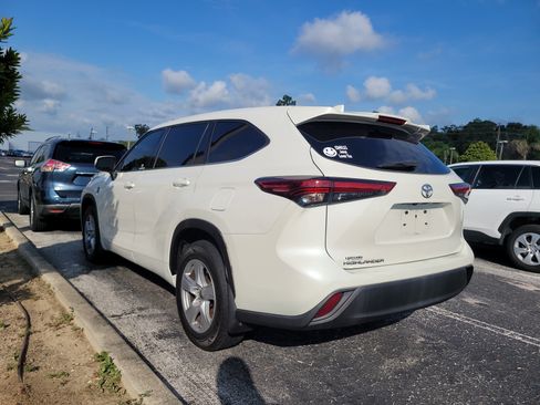 Used 2021 Toyota Highlander L FWD image 5