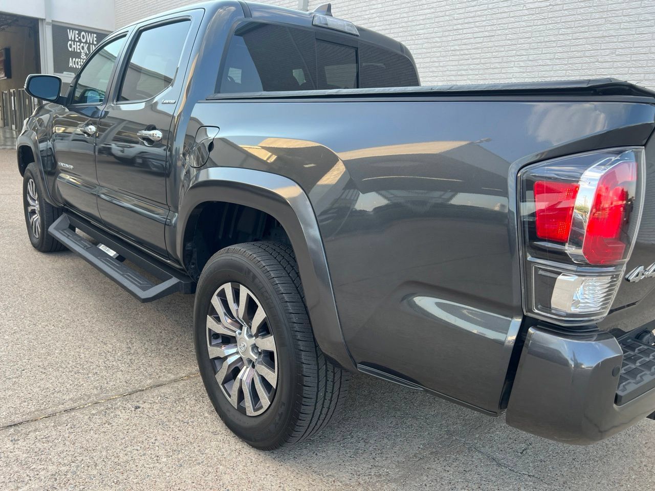 Used 2022 Toyota Tacoma Limited AWD/4WD image 9