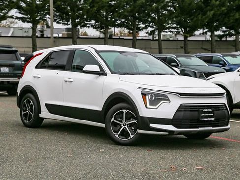 Certified 2025 Kia Niro LX image 2